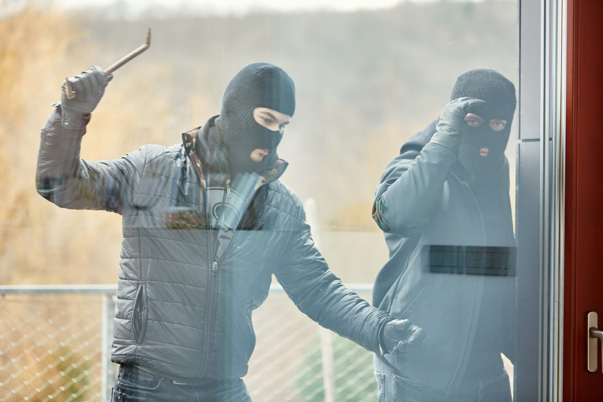 Breakers with crowbars hit windows säkerhetsfilm